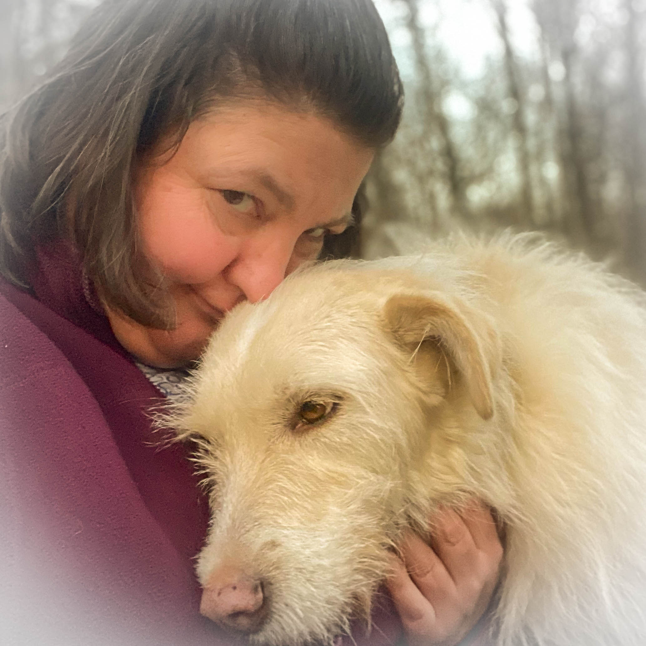 Hundetrainer - Godiva schmiegt sich liebevoll an Susanne Allgeier