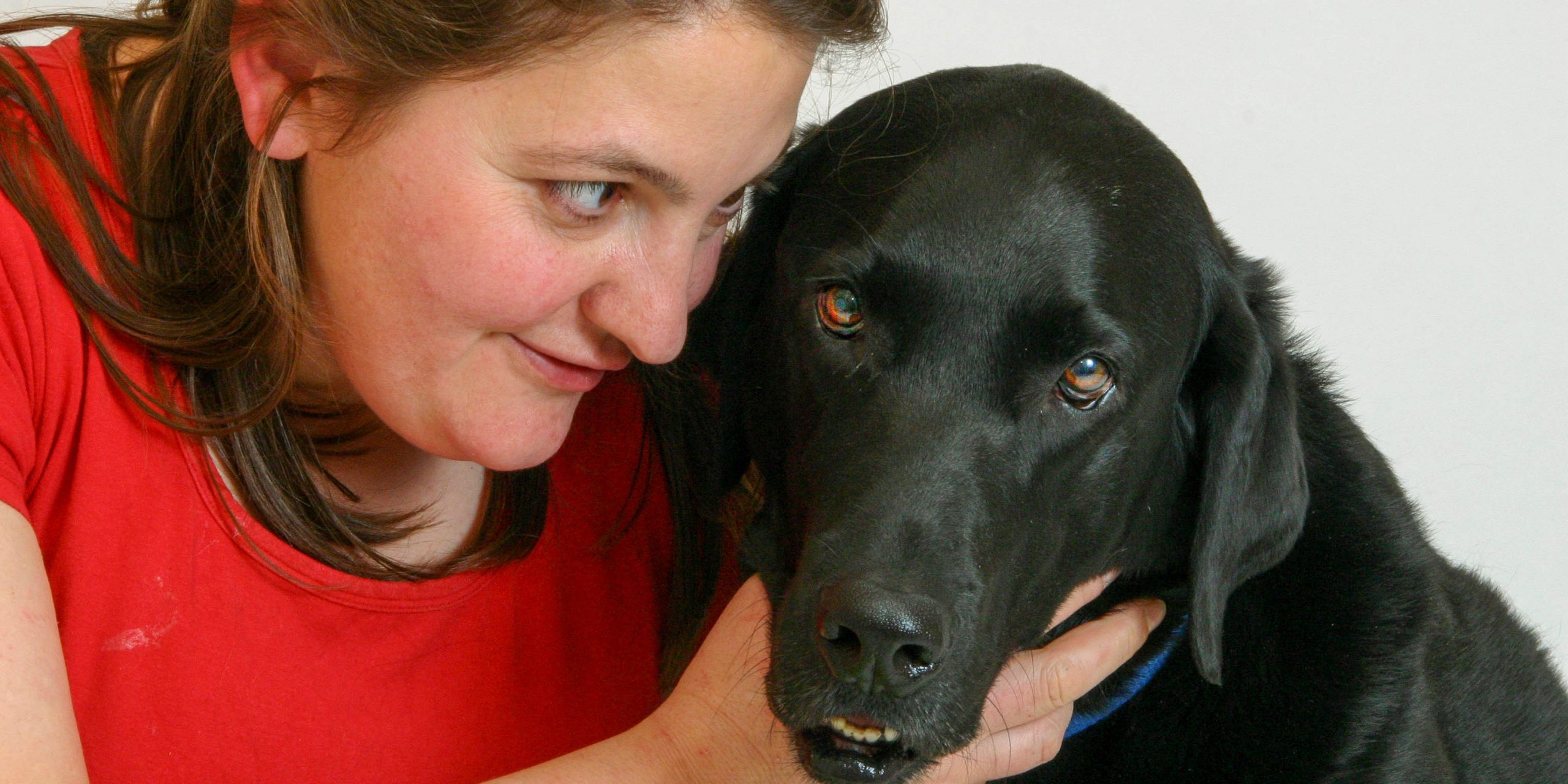 Susanne Allgeier mit Fitz schwarzer Labrador