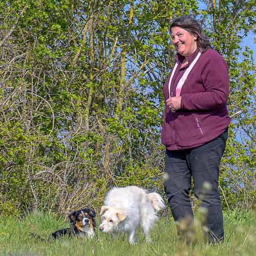 Susanne Allgeier mit zwei Hunden auf der Wiese